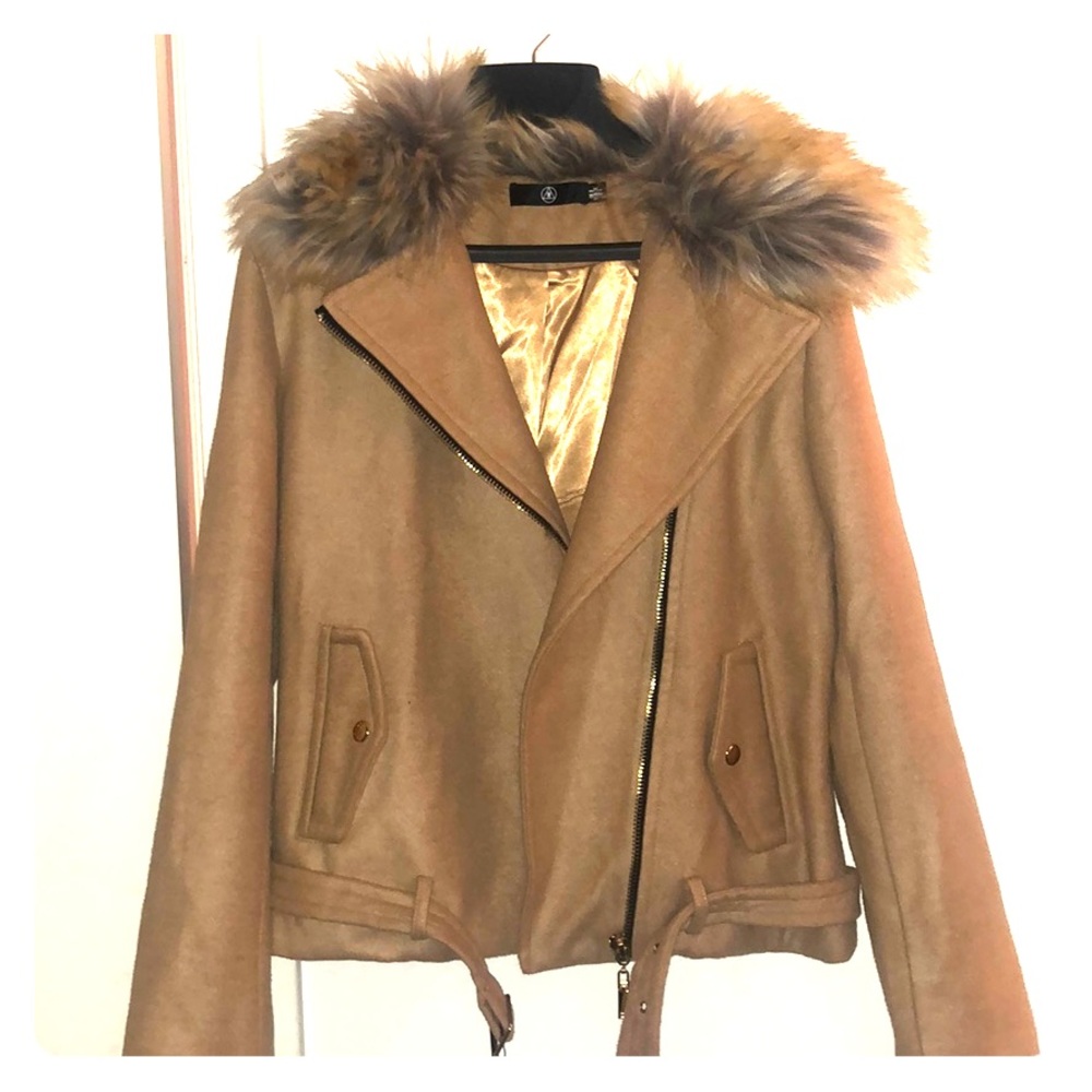 Structured light camel jacket with faux fur